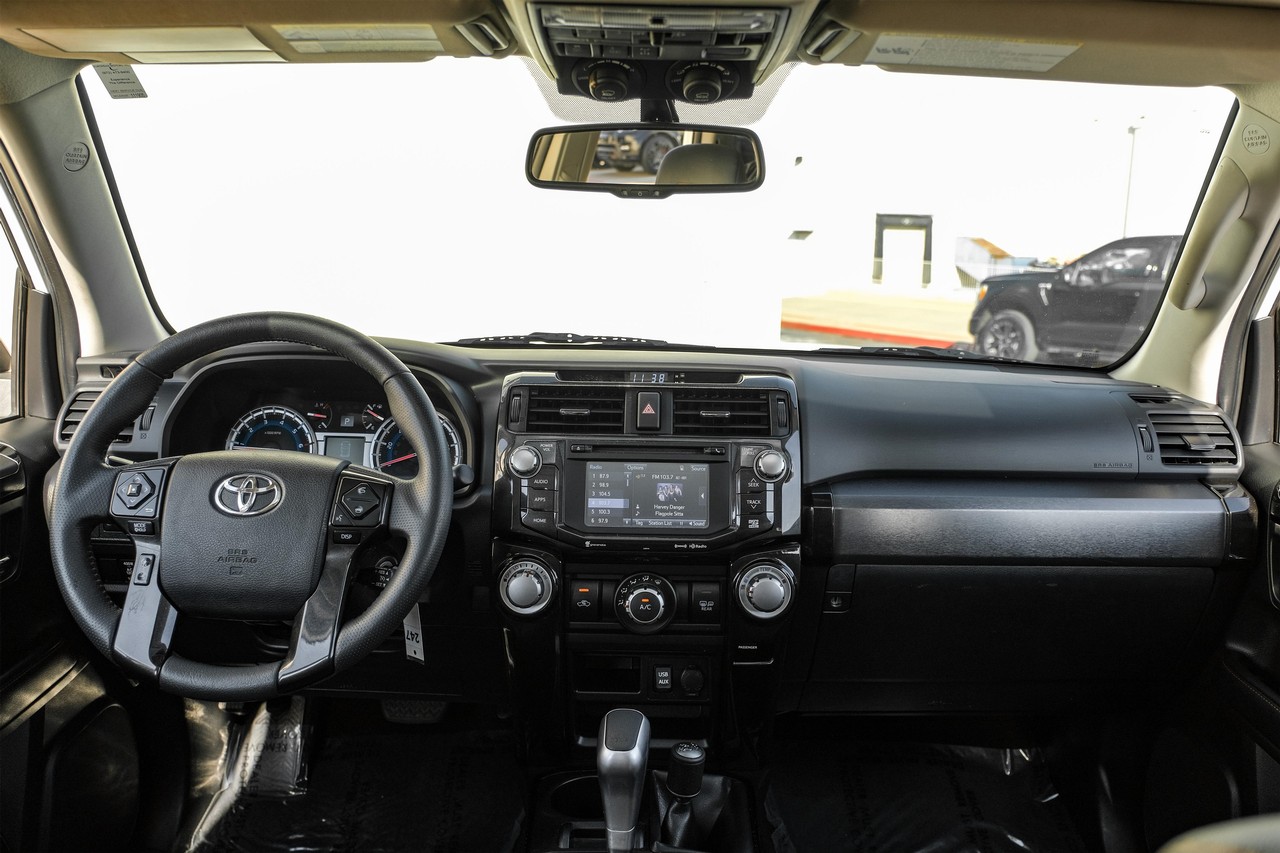 Toyota 4Runner Vehicle Main Gallery Image 15