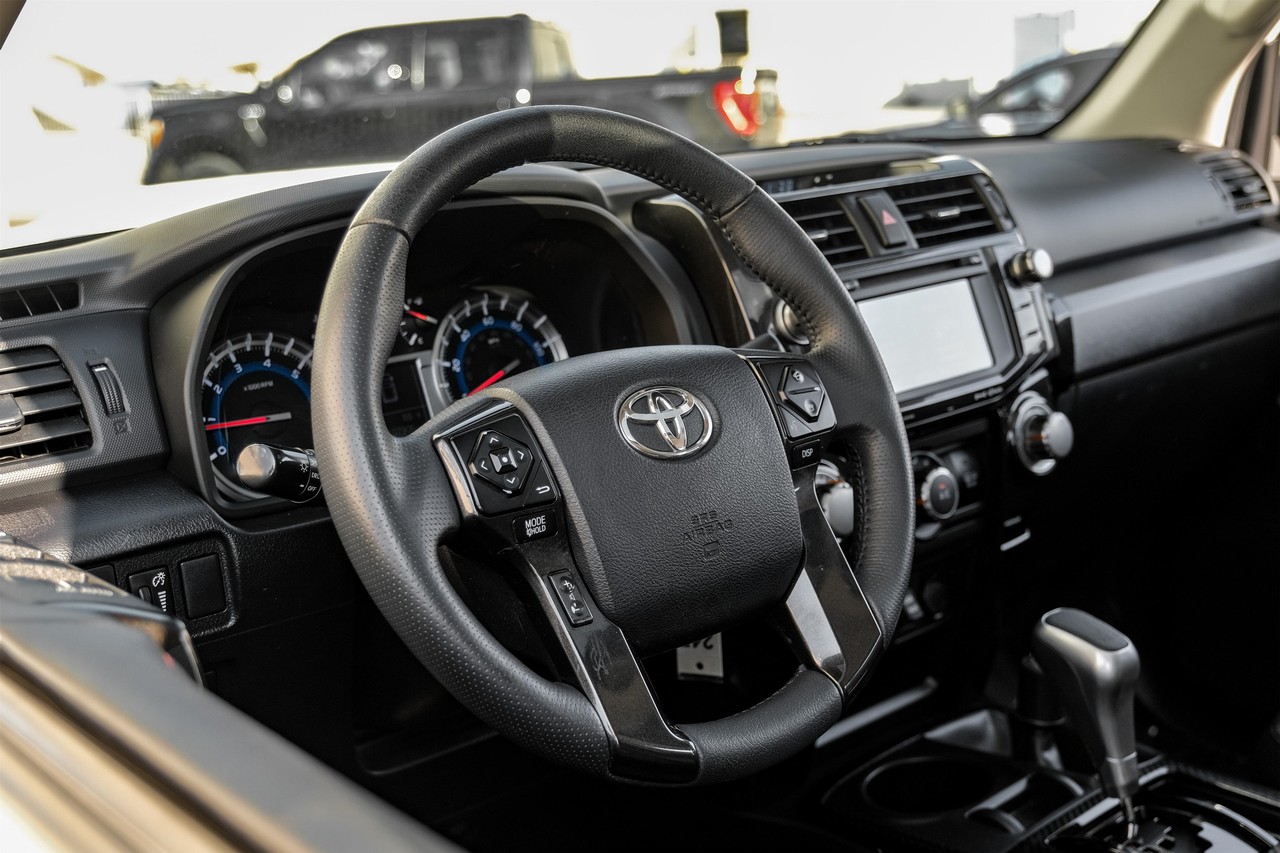 Toyota 4Runner Vehicle Main Gallery Image 16