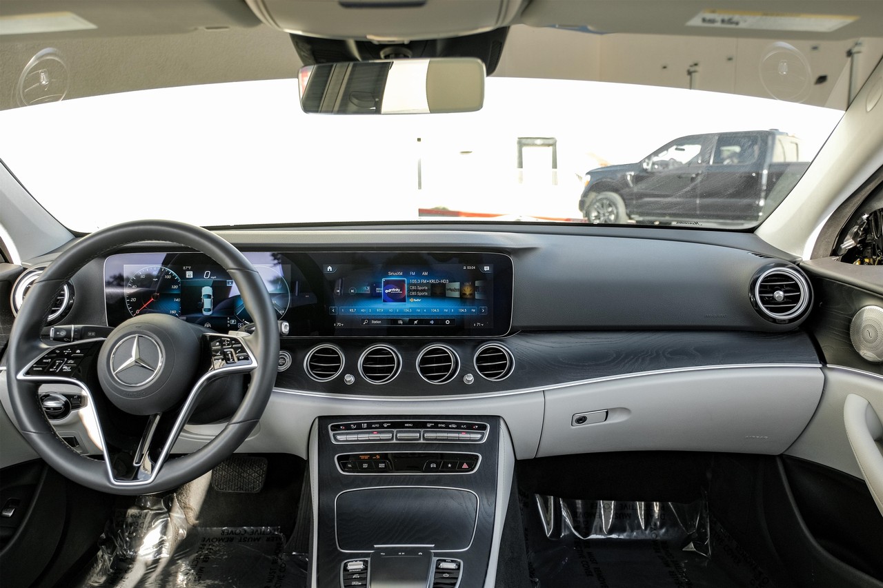 Mercedes-Benz E 350 Vehicle Main Gallery Image 14