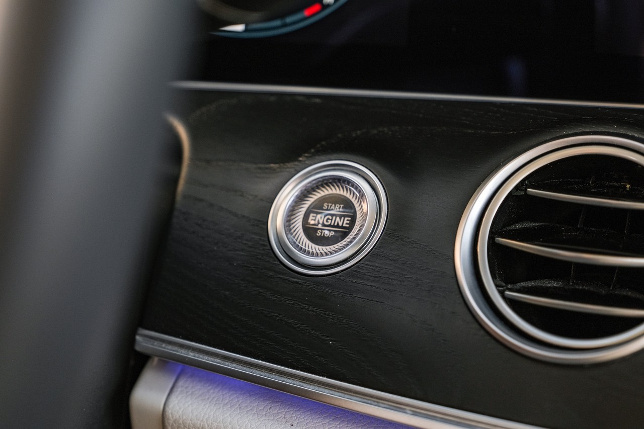 Mercedes-Benz E 350 Vehicle Main Gallery Image 20