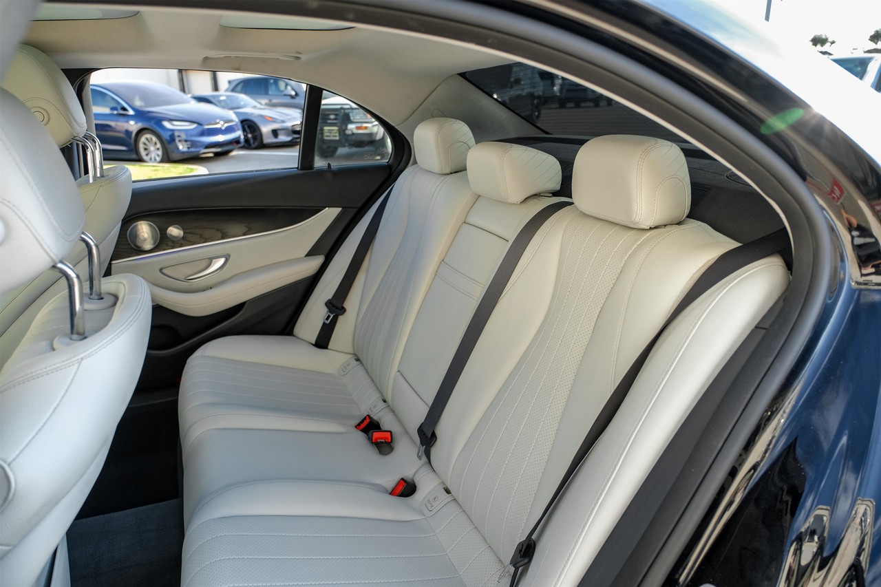 Mercedes-Benz E 350 Vehicle Main Gallery Image 34