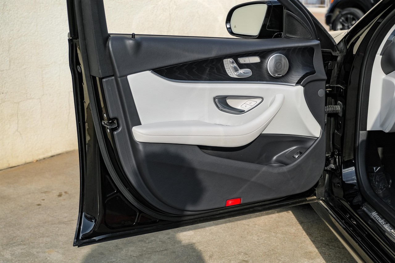 Mercedes-Benz E 350 Vehicle Main Gallery Image 37