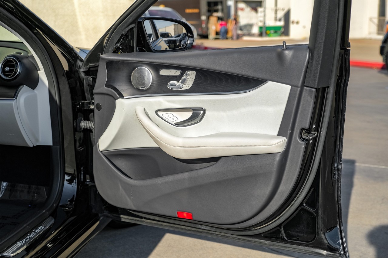 Mercedes-Benz E 350 Vehicle Main Gallery Image 40