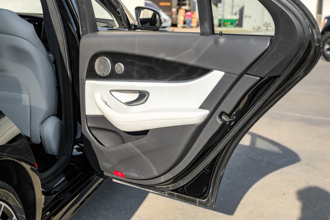 Mercedes-Benz E 350 Vehicle Main Gallery Image 42