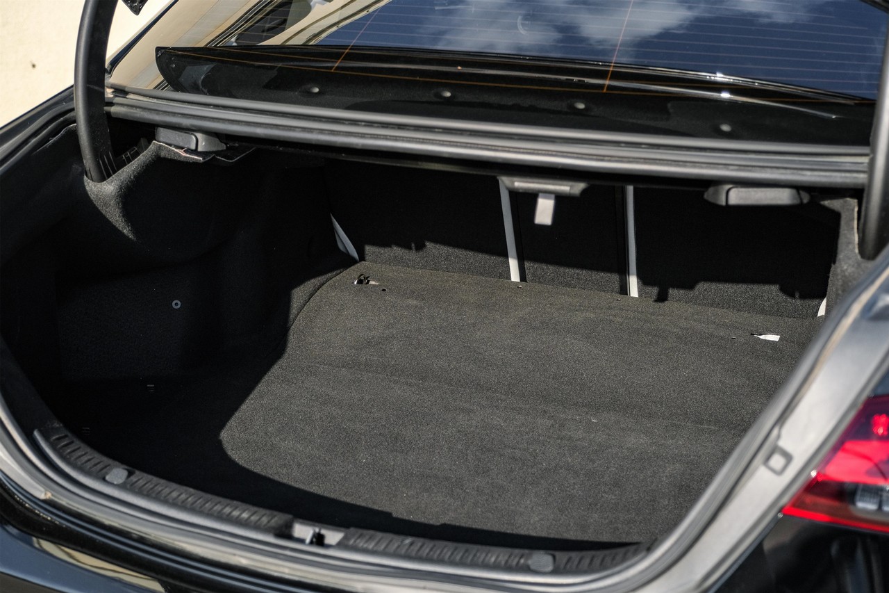 Mercedes-Benz E 350 Vehicle Main Gallery Image 45