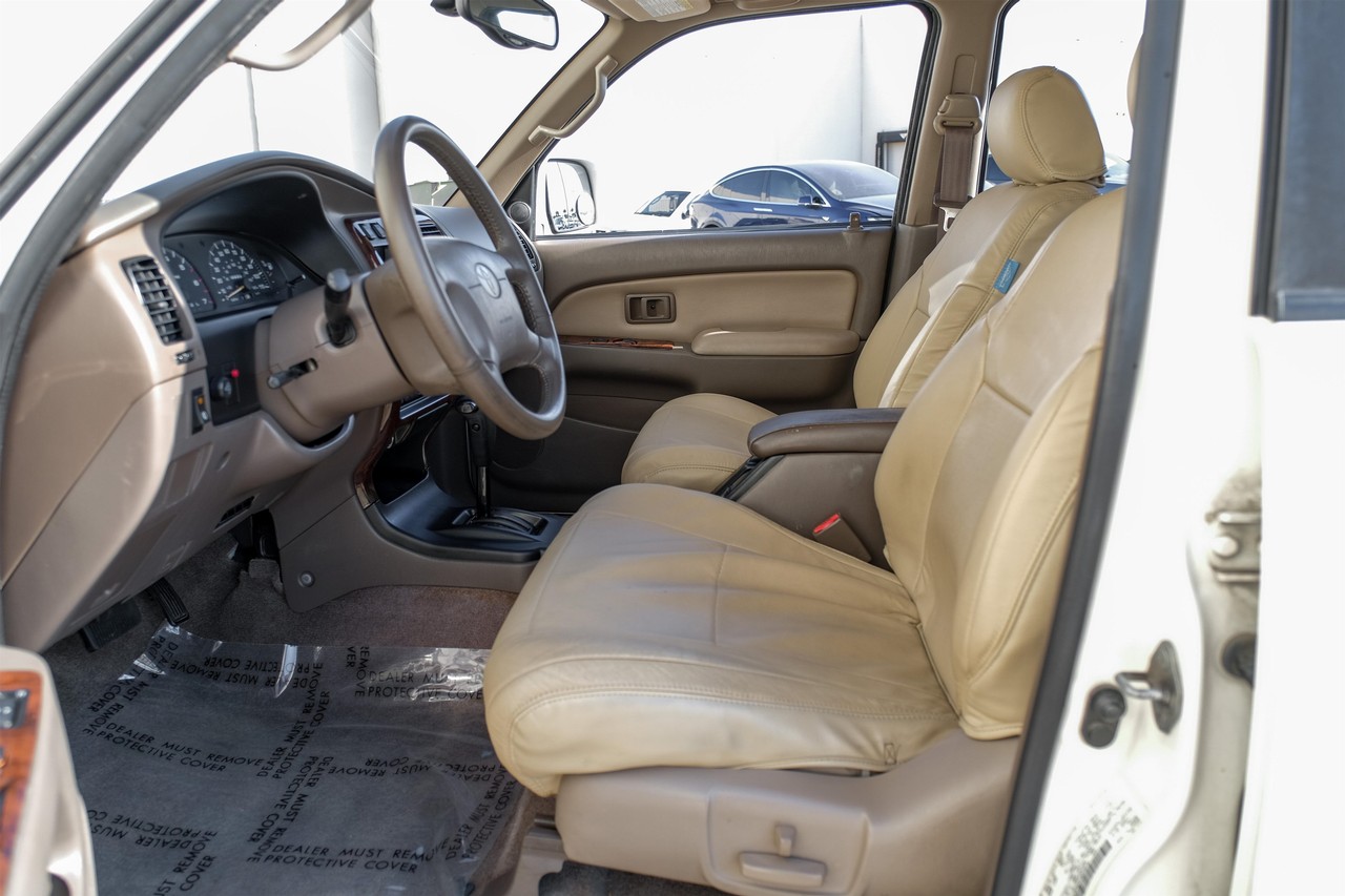 Toyota 4Runner Vehicle Main Gallery Image 04