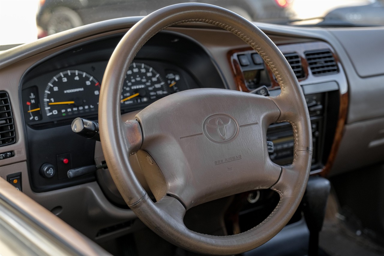 Toyota 4Runner Vehicle Main Gallery Image 16