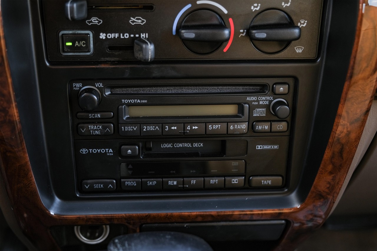 Toyota 4Runner Vehicle Main Gallery Image 24