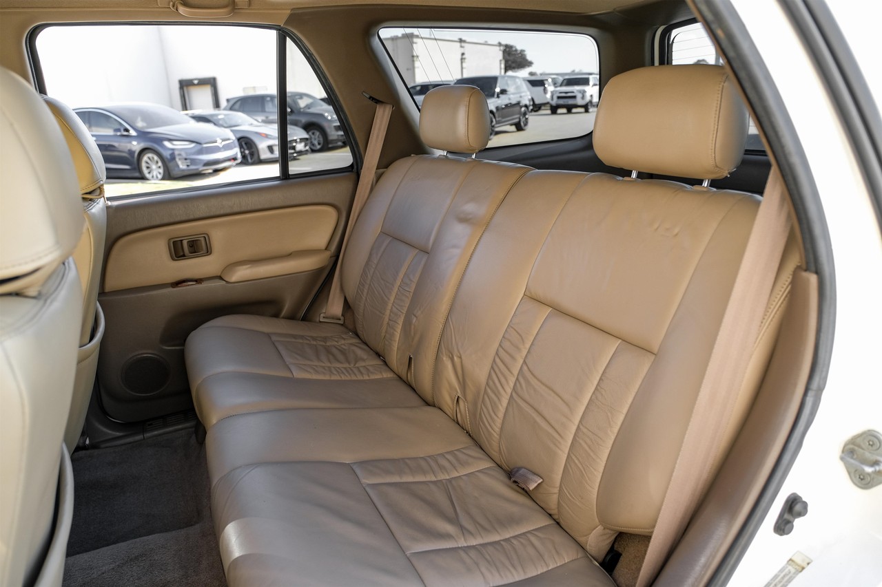 Toyota 4Runner Vehicle Main Gallery Image 33