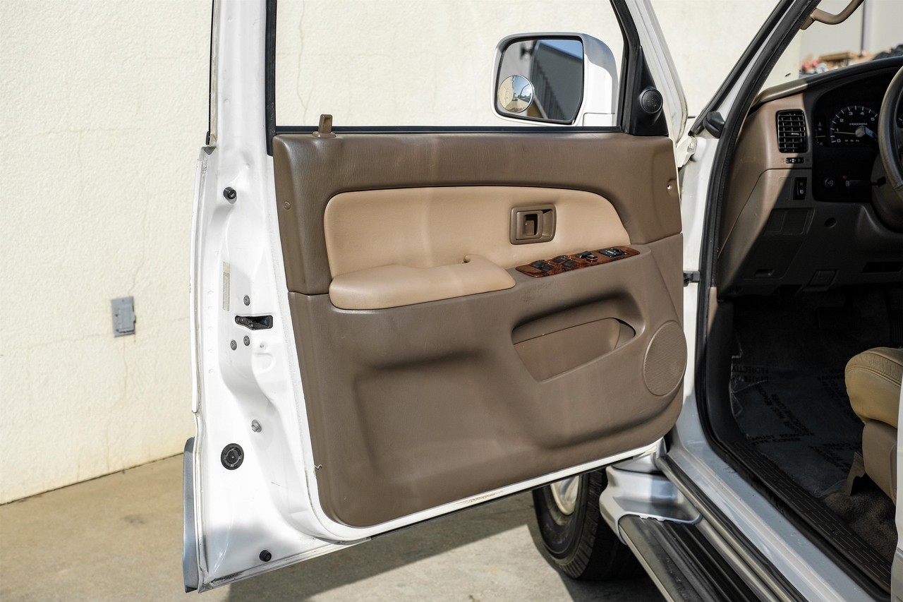 Toyota 4Runner Vehicle Main Gallery Image 36
