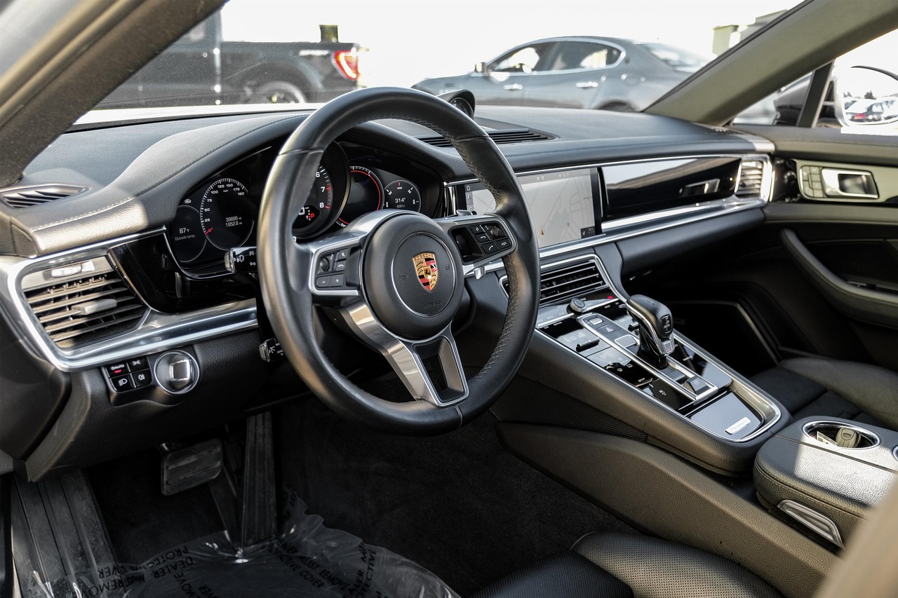 Porsche Panamera Vehicle Main Gallery Image 03