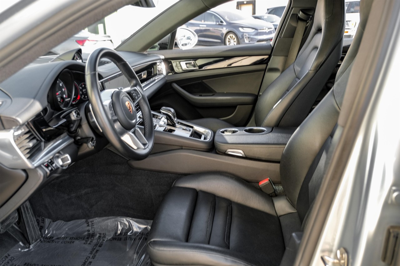 Porsche Panamera Vehicle Main Gallery Image 04