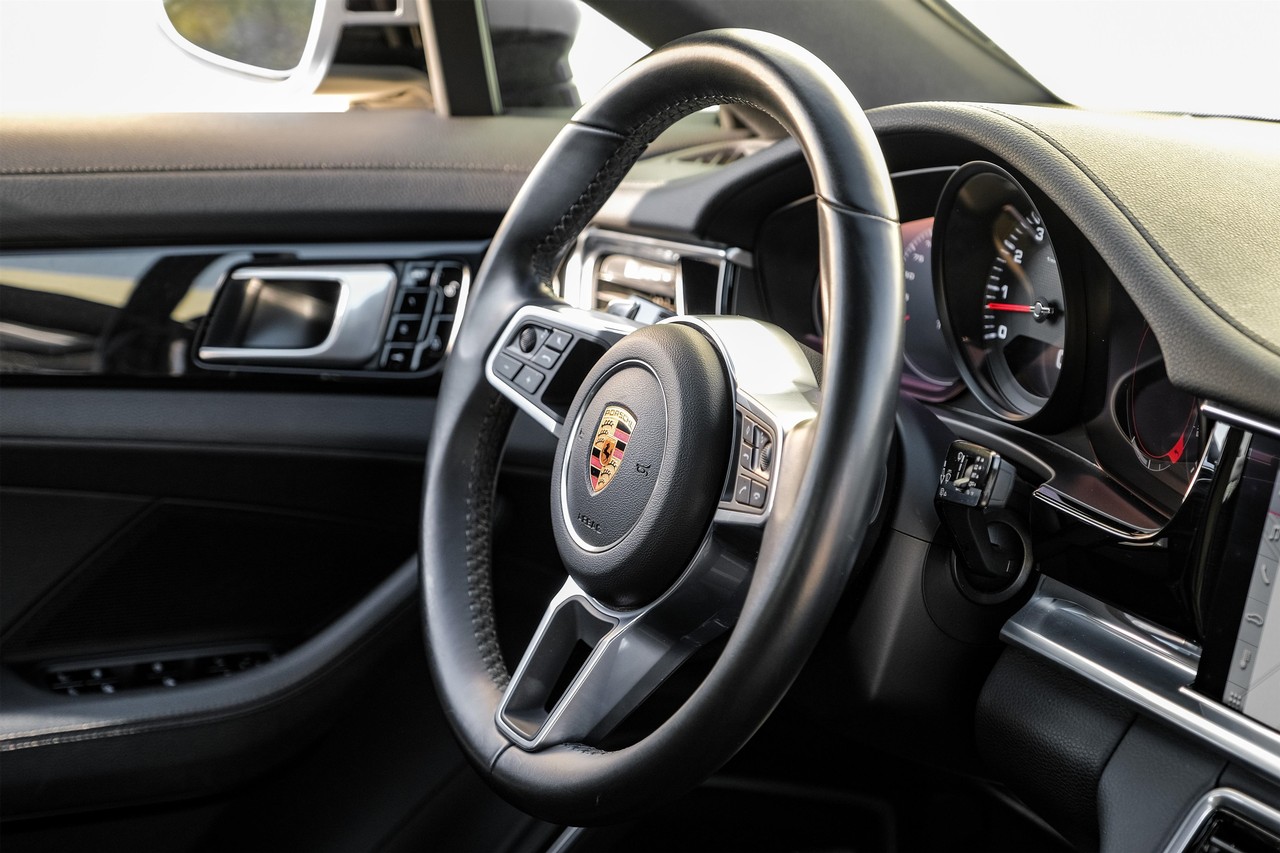 Porsche Panamera Vehicle Main Gallery Image 13