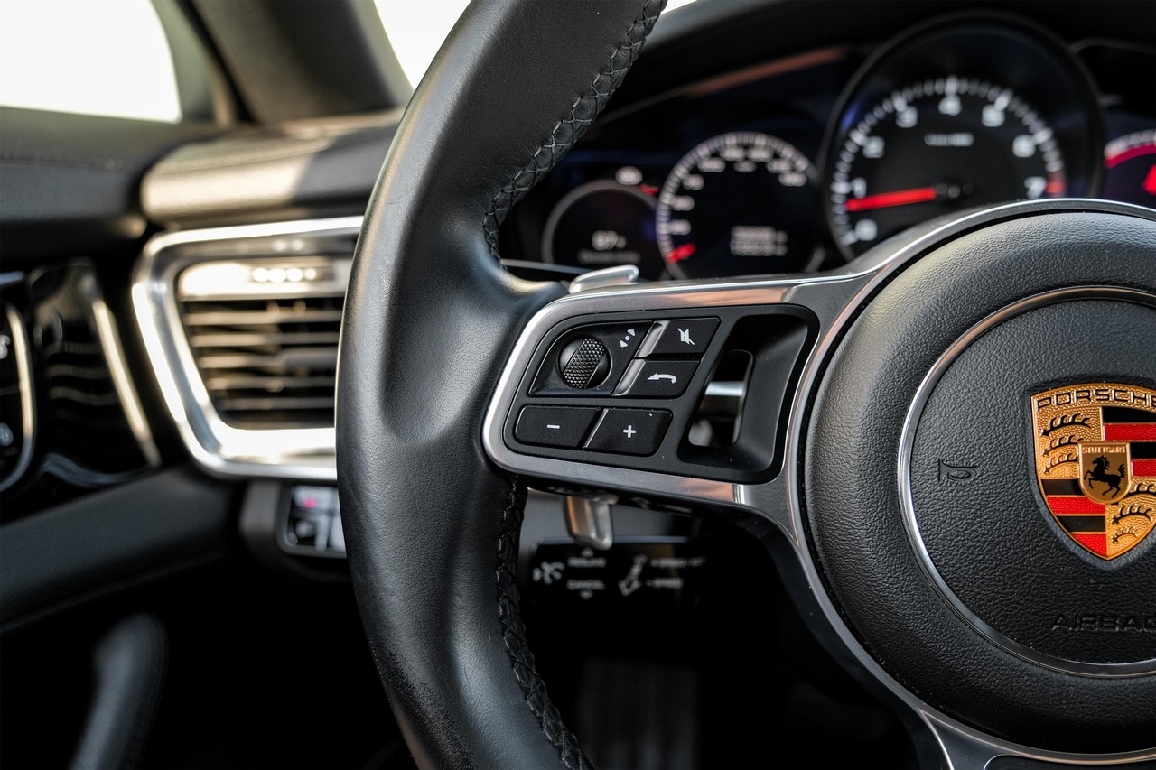 Porsche Panamera Vehicle Main Gallery Image 16