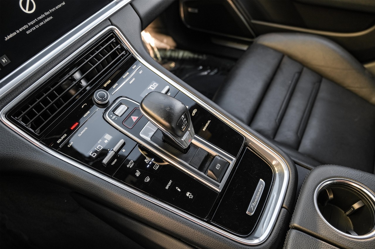 Porsche Panamera Vehicle Main Gallery Image 24