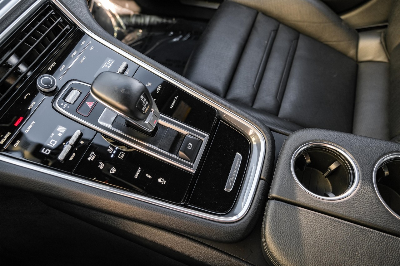 Porsche Panamera Vehicle Main Gallery Image 25