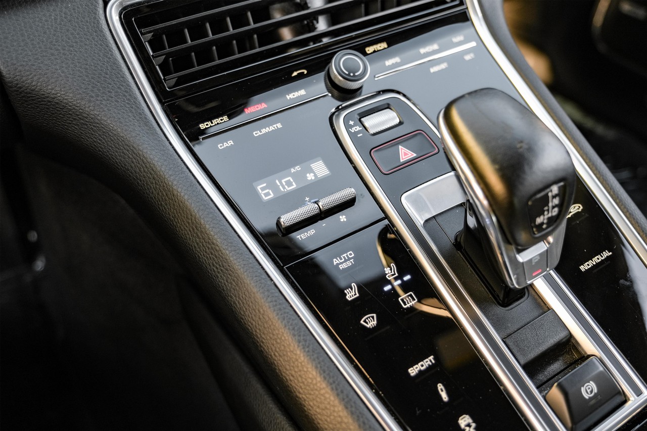 Porsche Panamera Vehicle Main Gallery Image 26