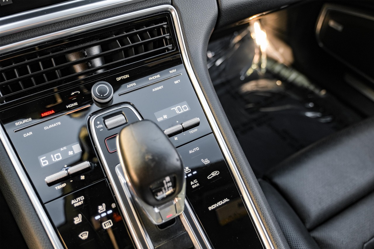 Porsche Panamera Vehicle Main Gallery Image 27