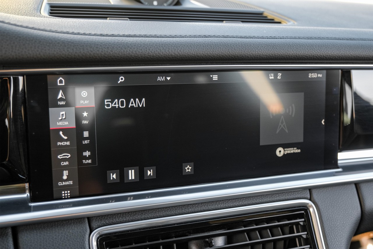 Porsche Panamera Vehicle Main Gallery Image 30