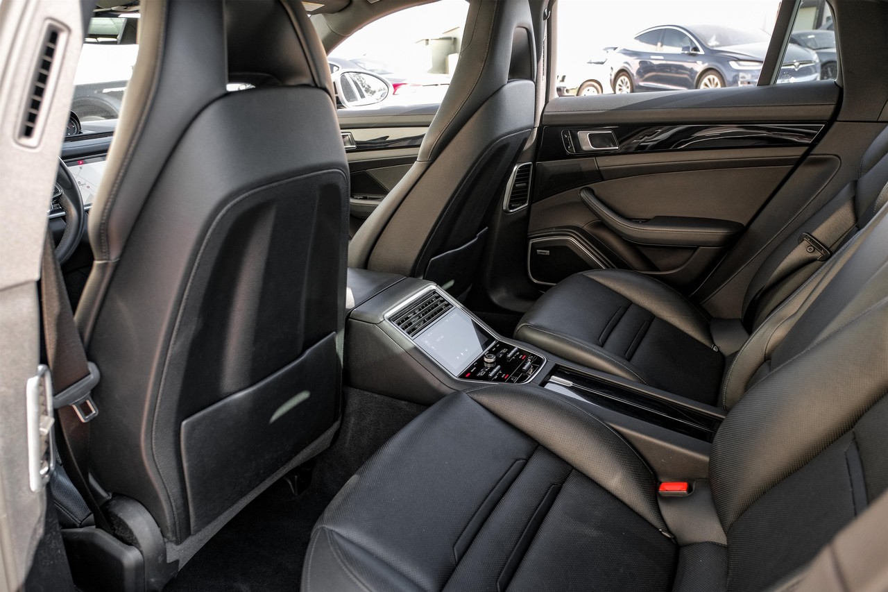 Porsche Panamera Vehicle Main Gallery Image 38