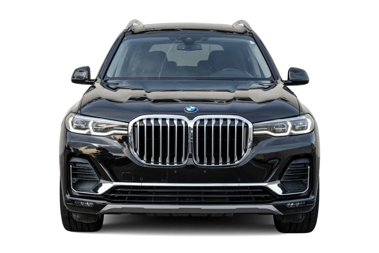 BMW X7 Vehicle Main Gallery Image 06