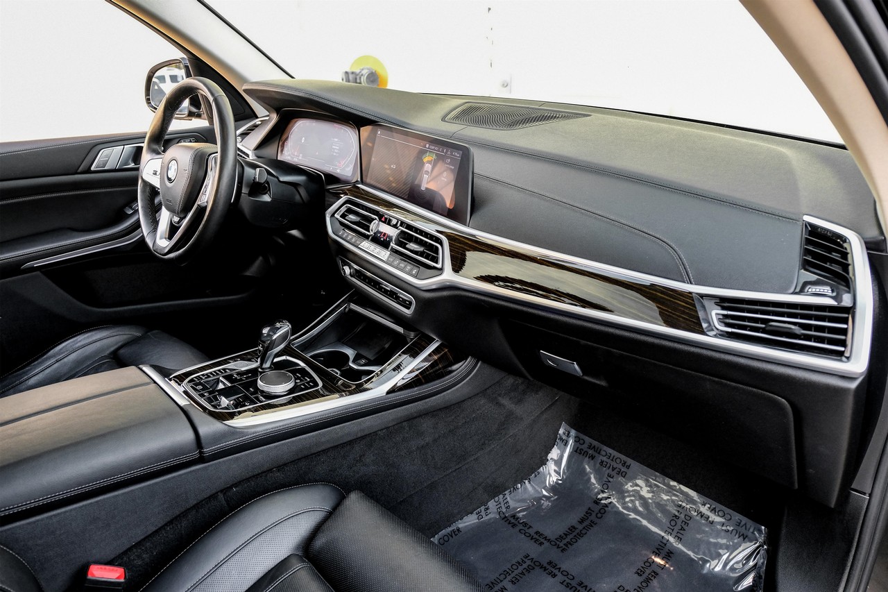 BMW X7 Vehicle Main Gallery Image 13