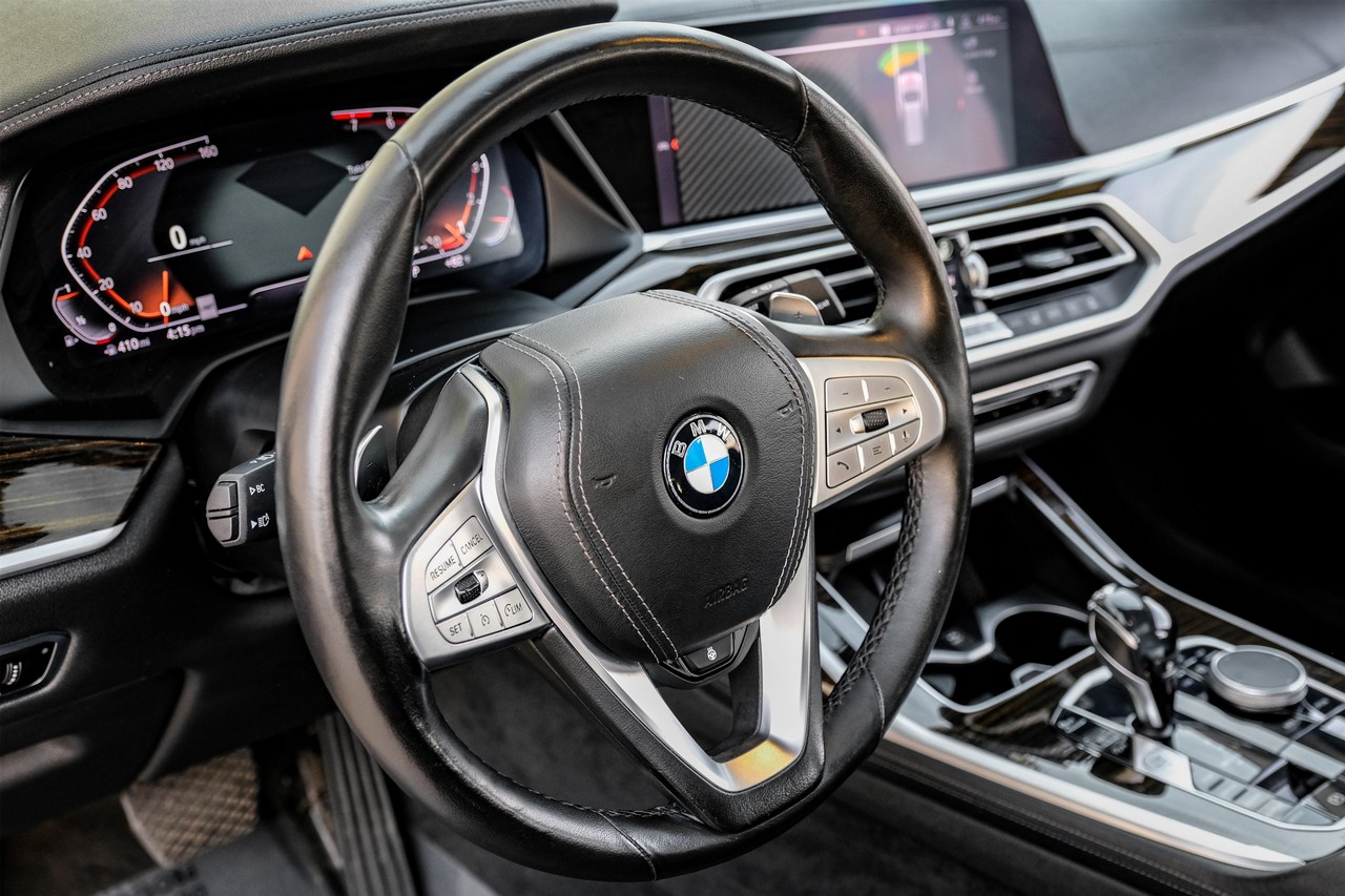 BMW X7 Vehicle Main Gallery Image 16