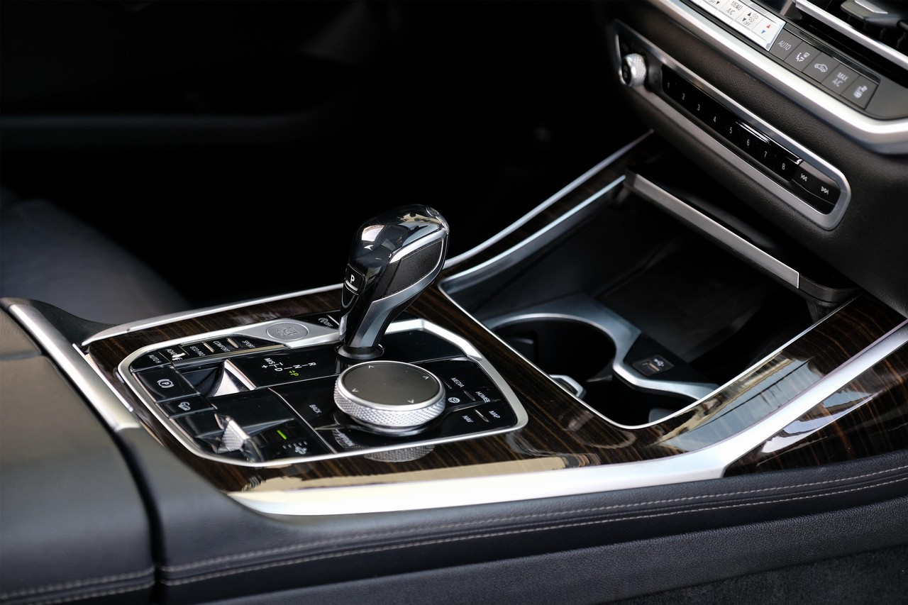 BMW X7 Vehicle Main Gallery Image 24