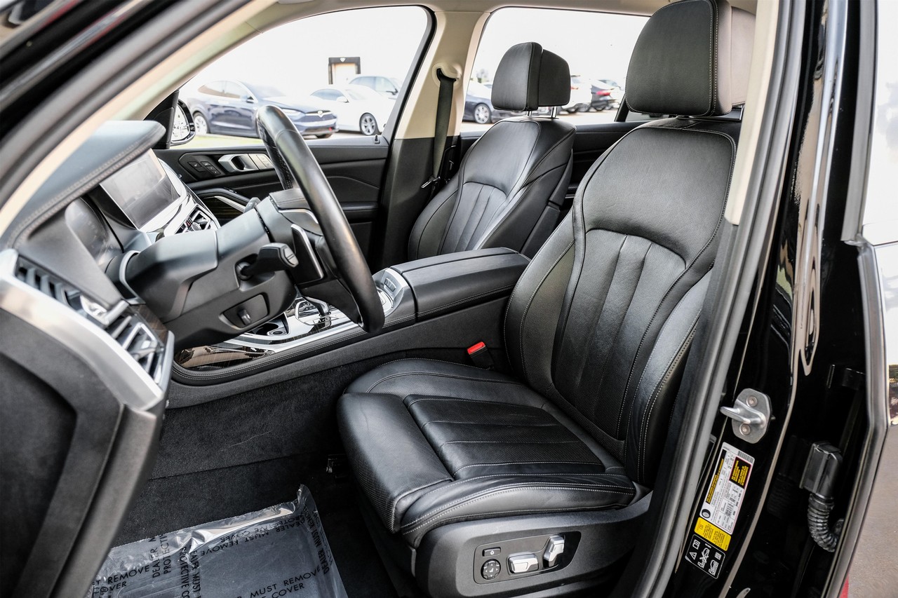 BMW X7 Vehicle Main Gallery Image 30