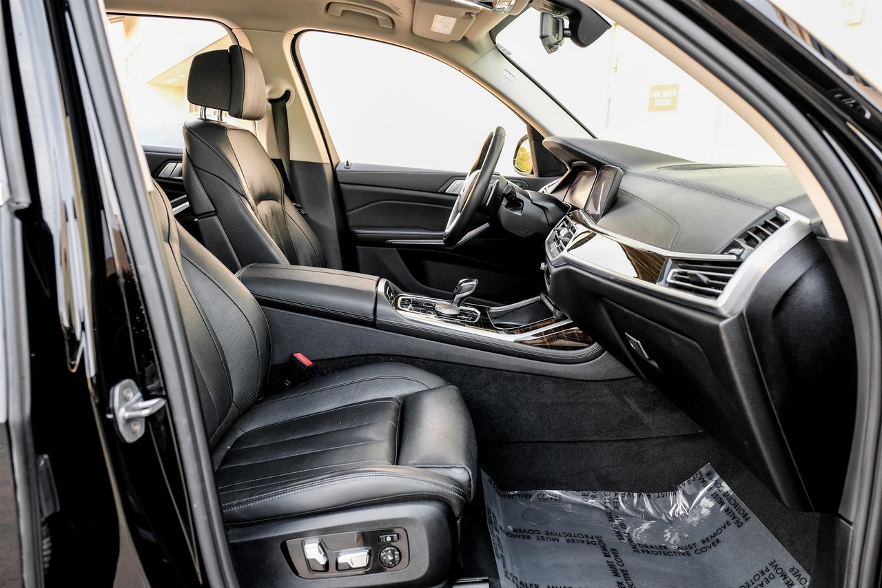 BMW X7 Vehicle Main Gallery Image 31