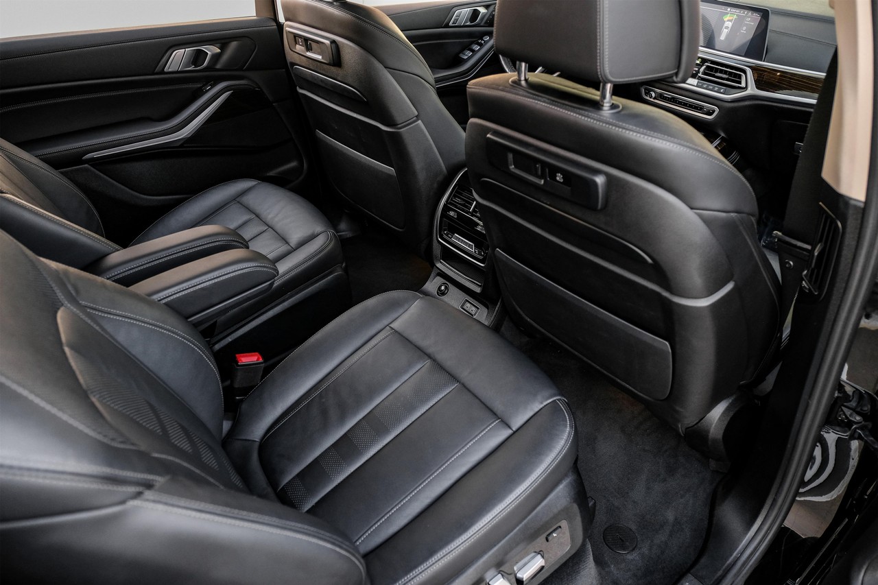 BMW X7 Vehicle Main Gallery Image 34