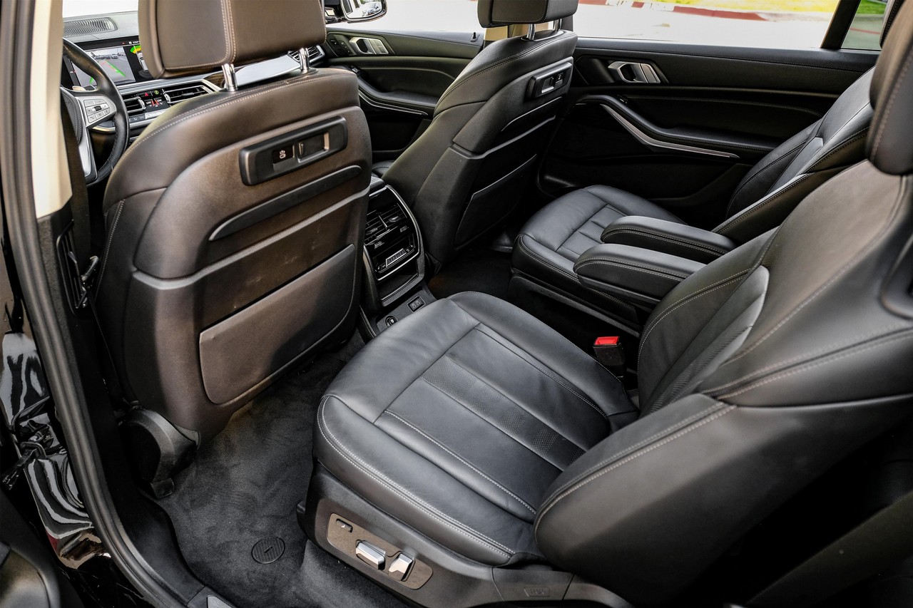 BMW X7 Vehicle Main Gallery Image 35