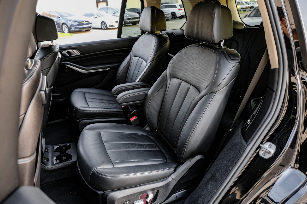 BMW X7 Vehicle Main Gallery Image 36
