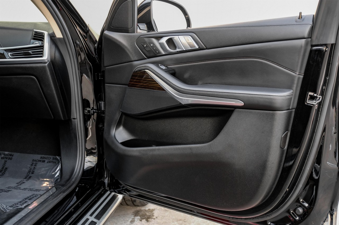 BMW X7 Vehicle Main Gallery Image 41