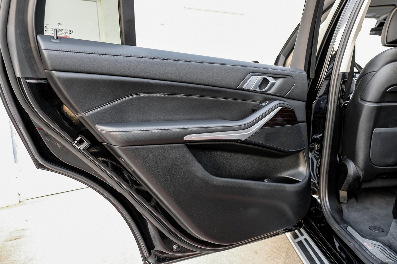 BMW X7 Vehicle Main Gallery Image 42