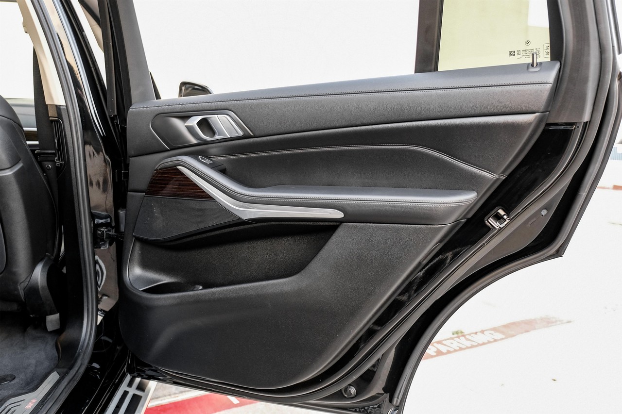 BMW X7 Vehicle Main Gallery Image 43