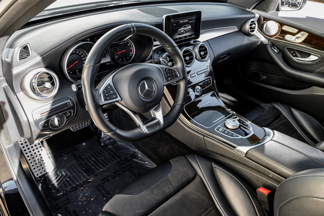 Mercedes-Benz C-Class Vehicle Main Gallery Image 03