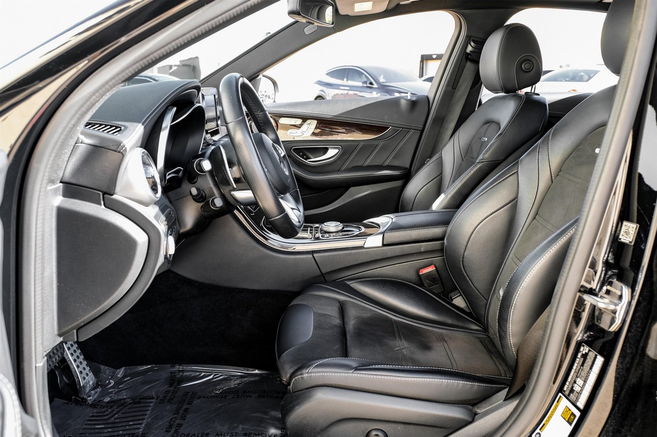 Mercedes-Benz C-Class Vehicle Main Gallery Image 04