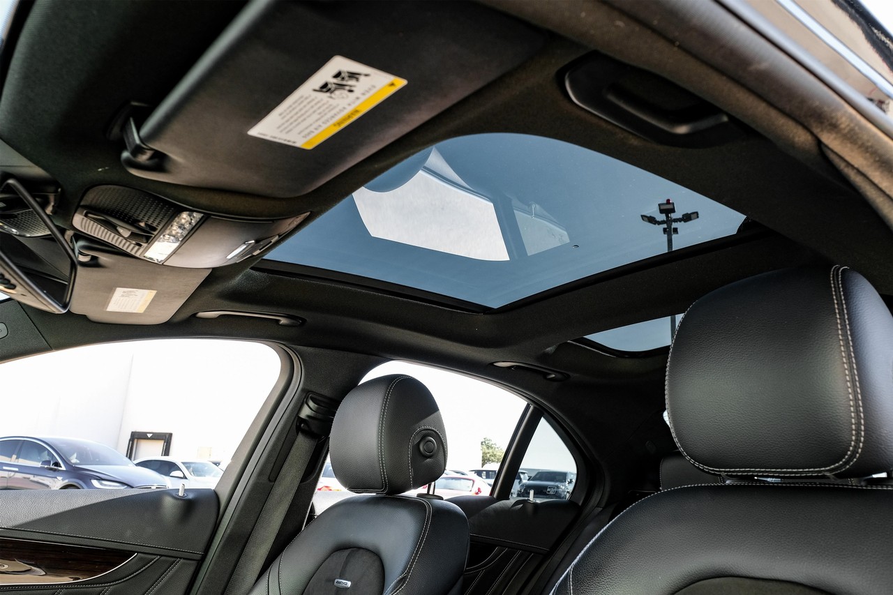 Mercedes-Benz C-Class Vehicle Main Gallery Image 05