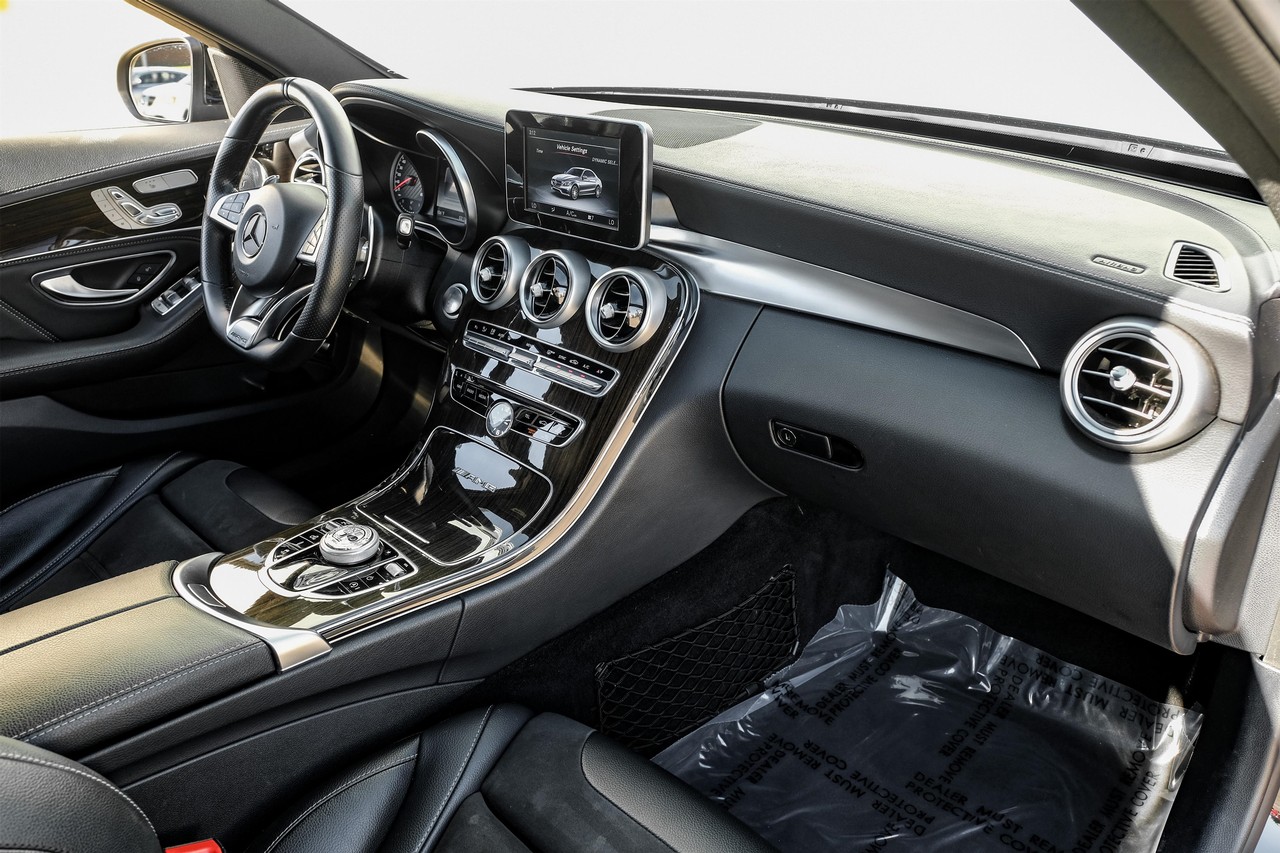 Mercedes-Benz C-Class Vehicle Main Gallery Image 12
