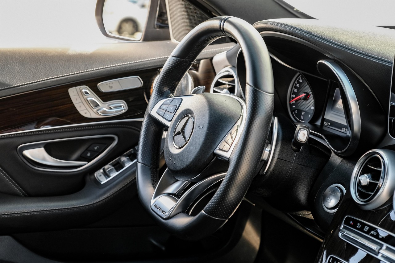 Mercedes-Benz C-Class Vehicle Main Gallery Image 13