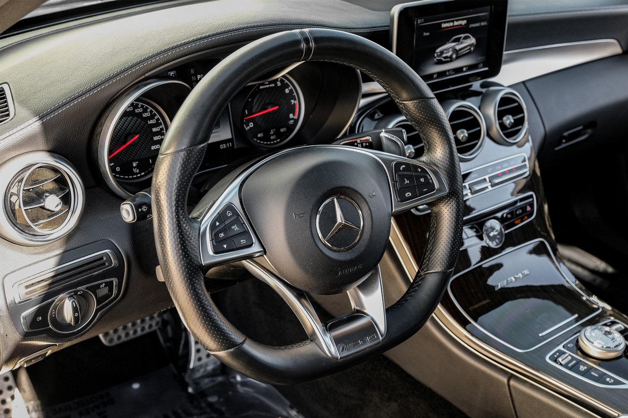 Mercedes-Benz C-Class Vehicle Main Gallery Image 15