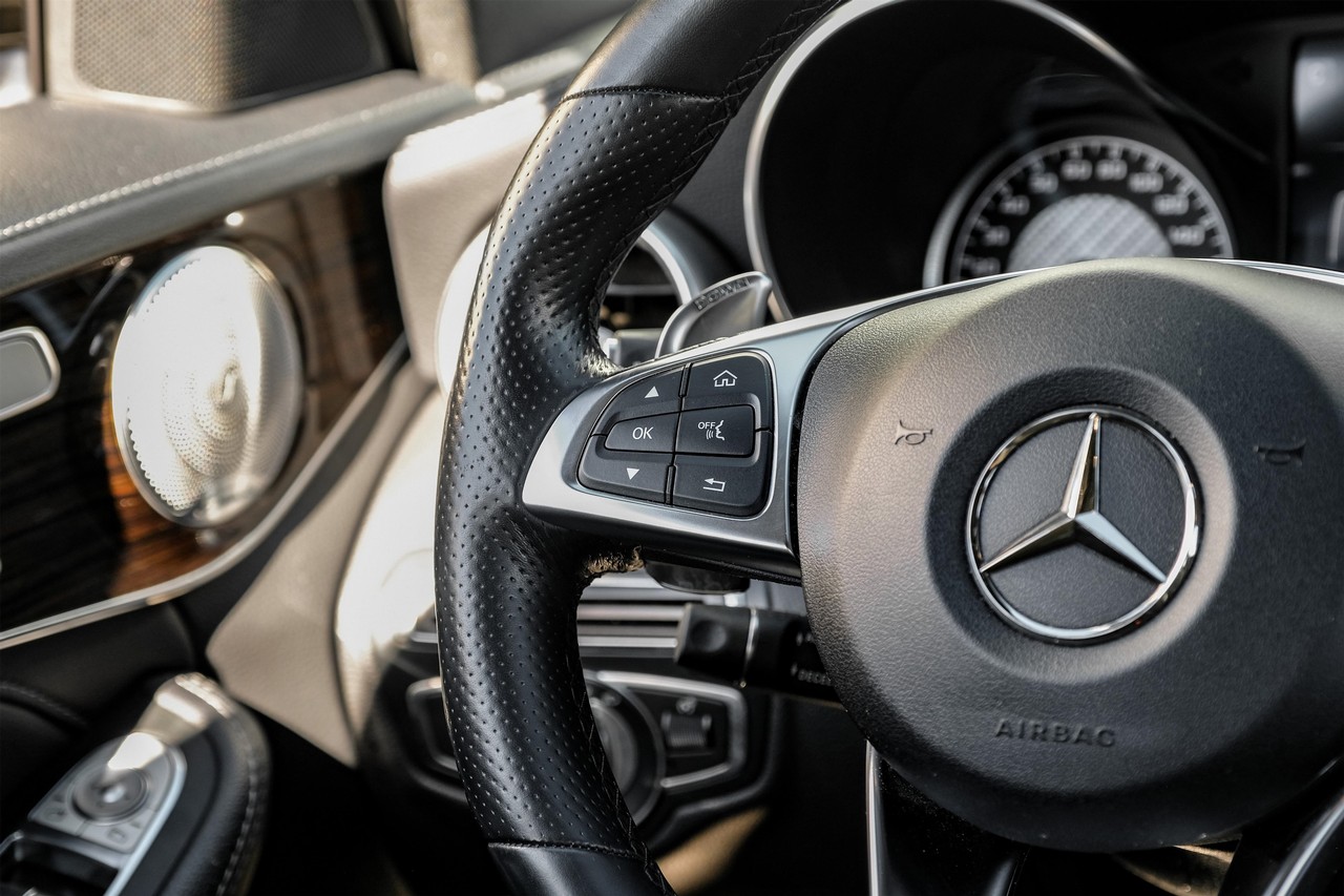 Mercedes-Benz C-Class Vehicle Main Gallery Image 17