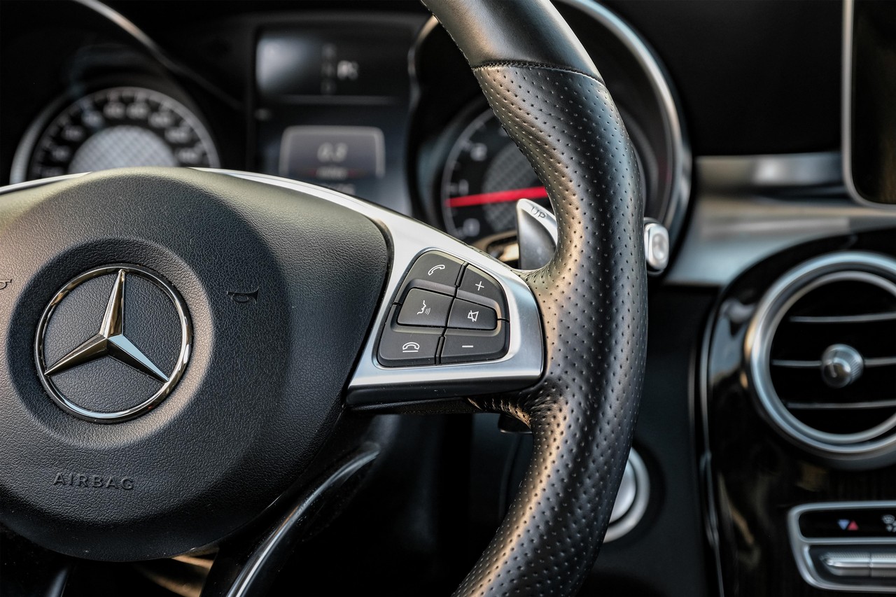 Mercedes-Benz C-Class Vehicle Main Gallery Image 18