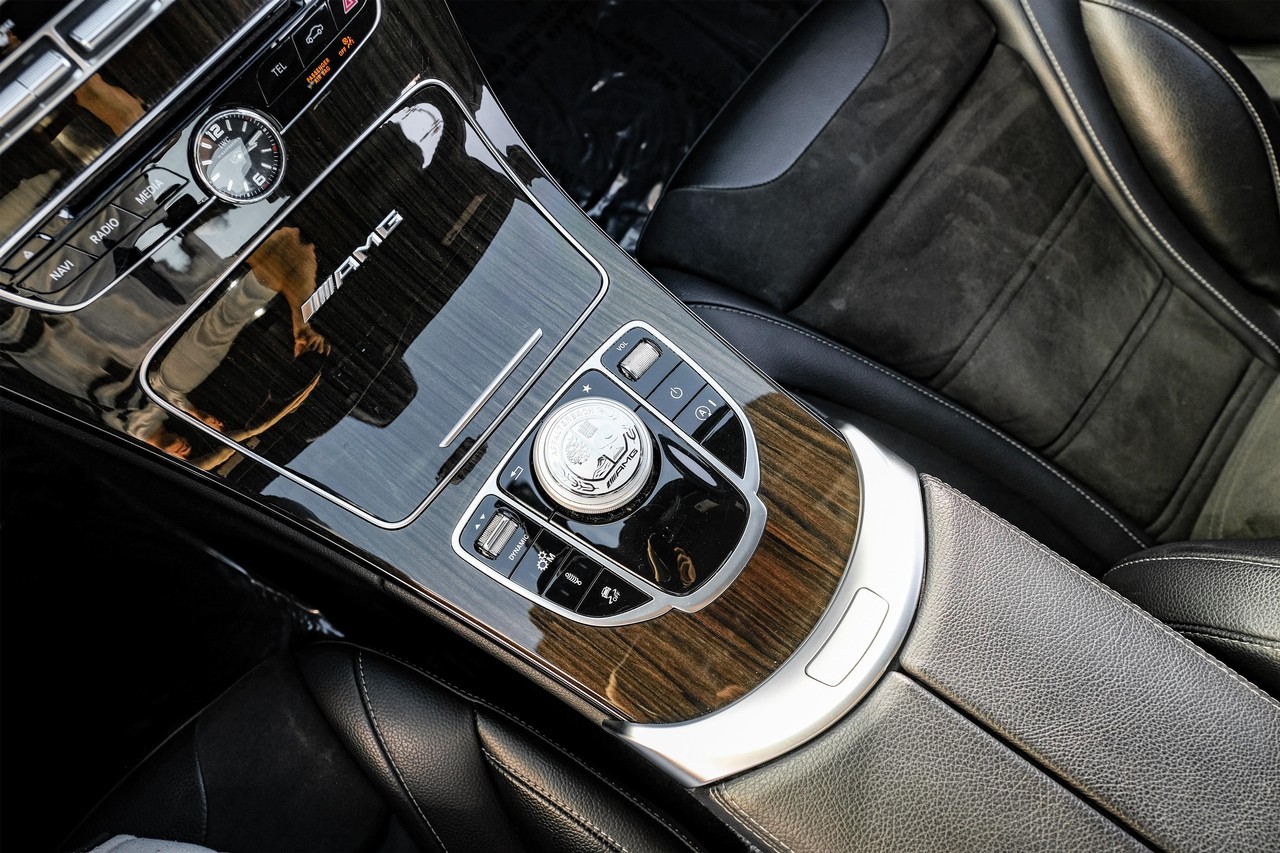 Mercedes-Benz C-Class Vehicle Main Gallery Image 22