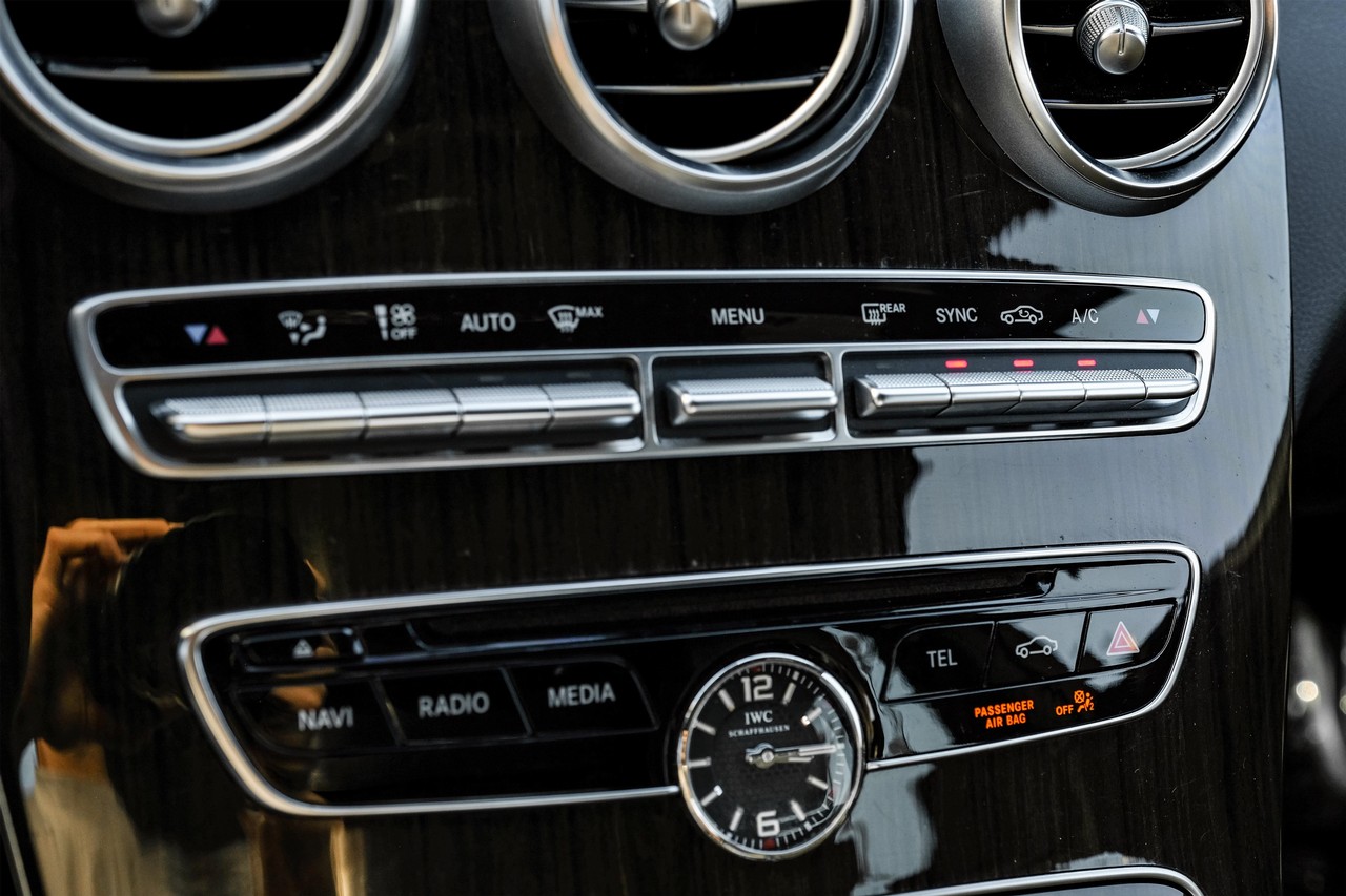 Mercedes-Benz C-Class Vehicle Main Gallery Image 24