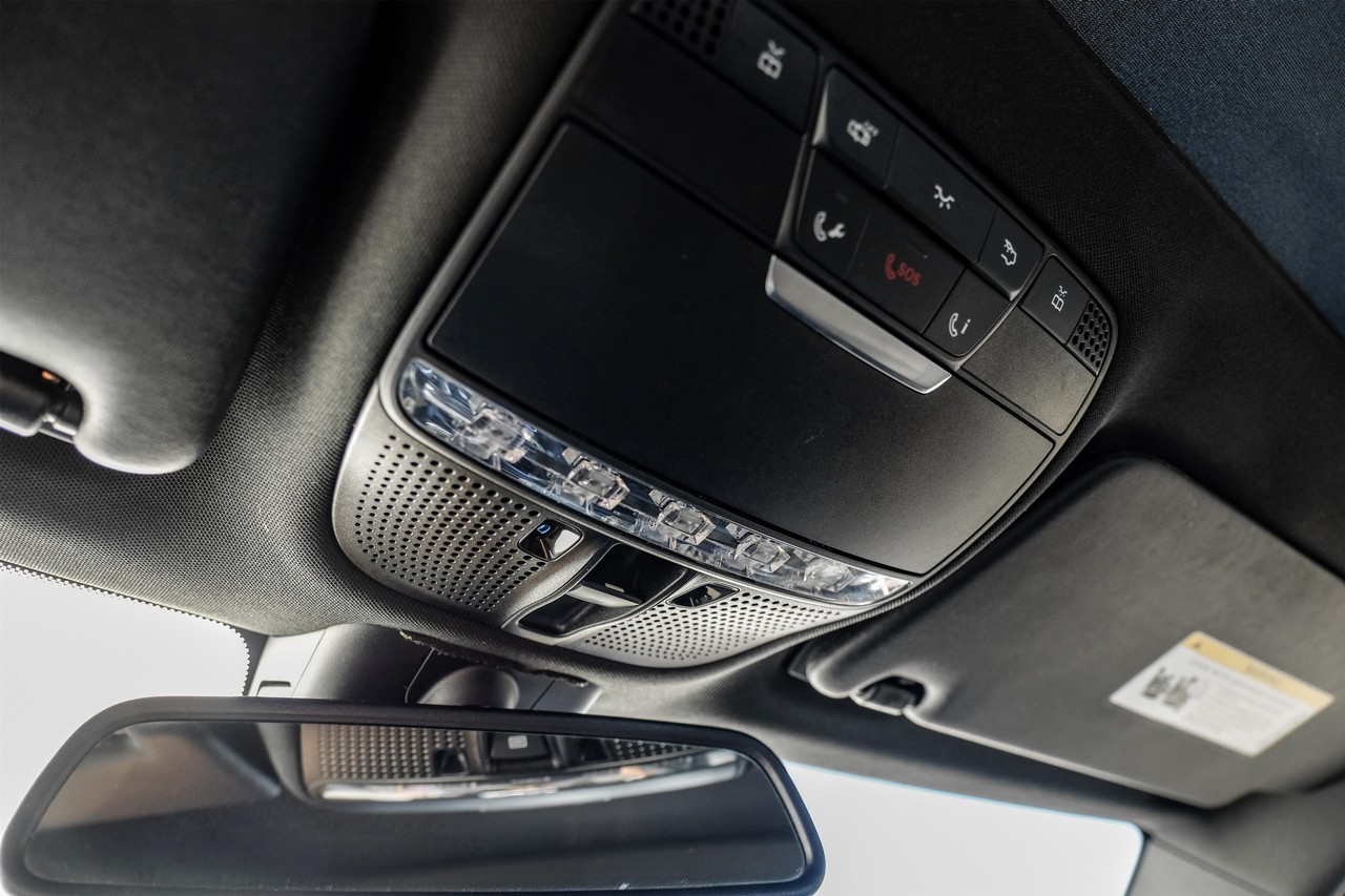 Mercedes-Benz C-Class Vehicle Main Gallery Image 26