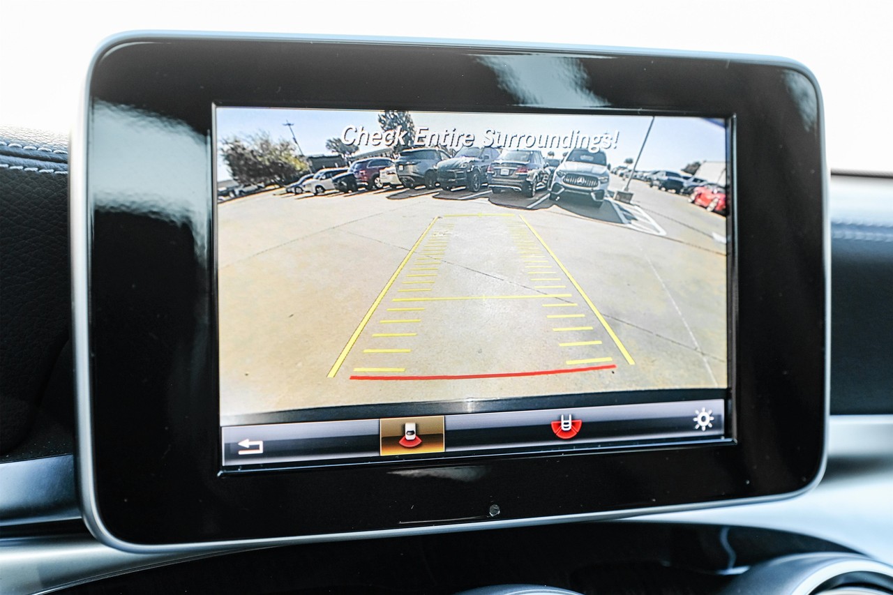 Mercedes-Benz C-Class Vehicle Main Gallery Image 31