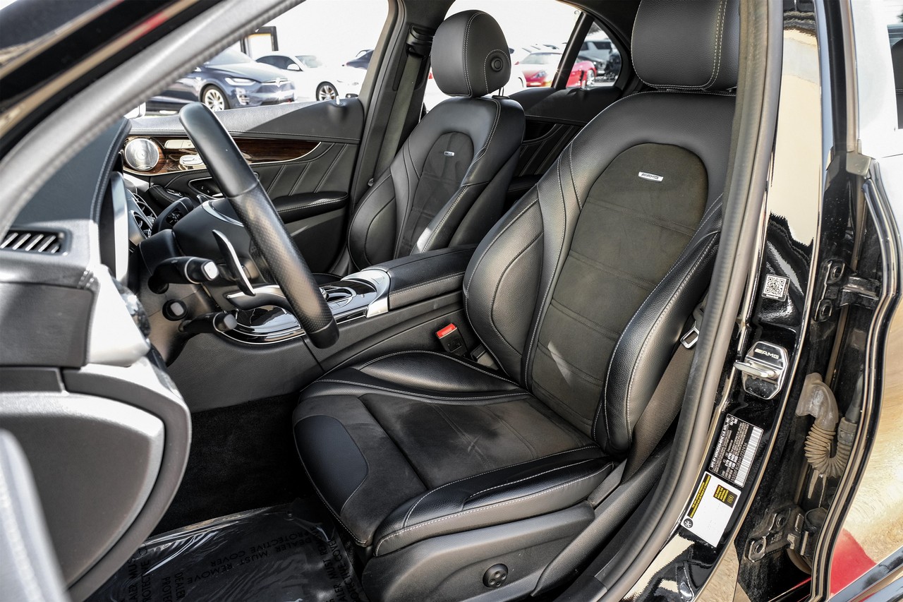 Mercedes-Benz C-Class Vehicle Main Gallery Image 32