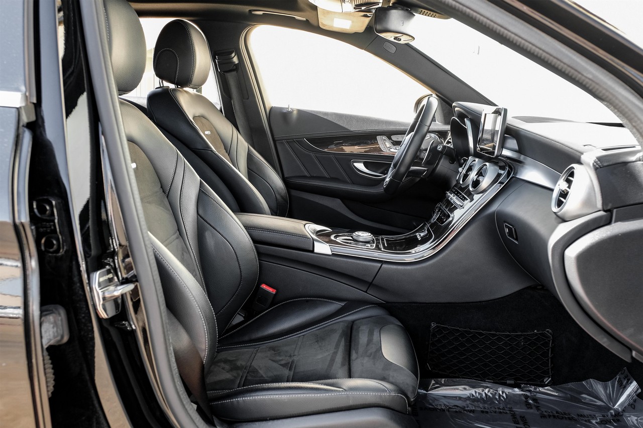 Mercedes-Benz C-Class Vehicle Main Gallery Image 33